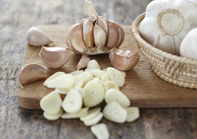 Garlic for the preparation of frictions, effective in the treatment of osteoarthritis of the knee joint